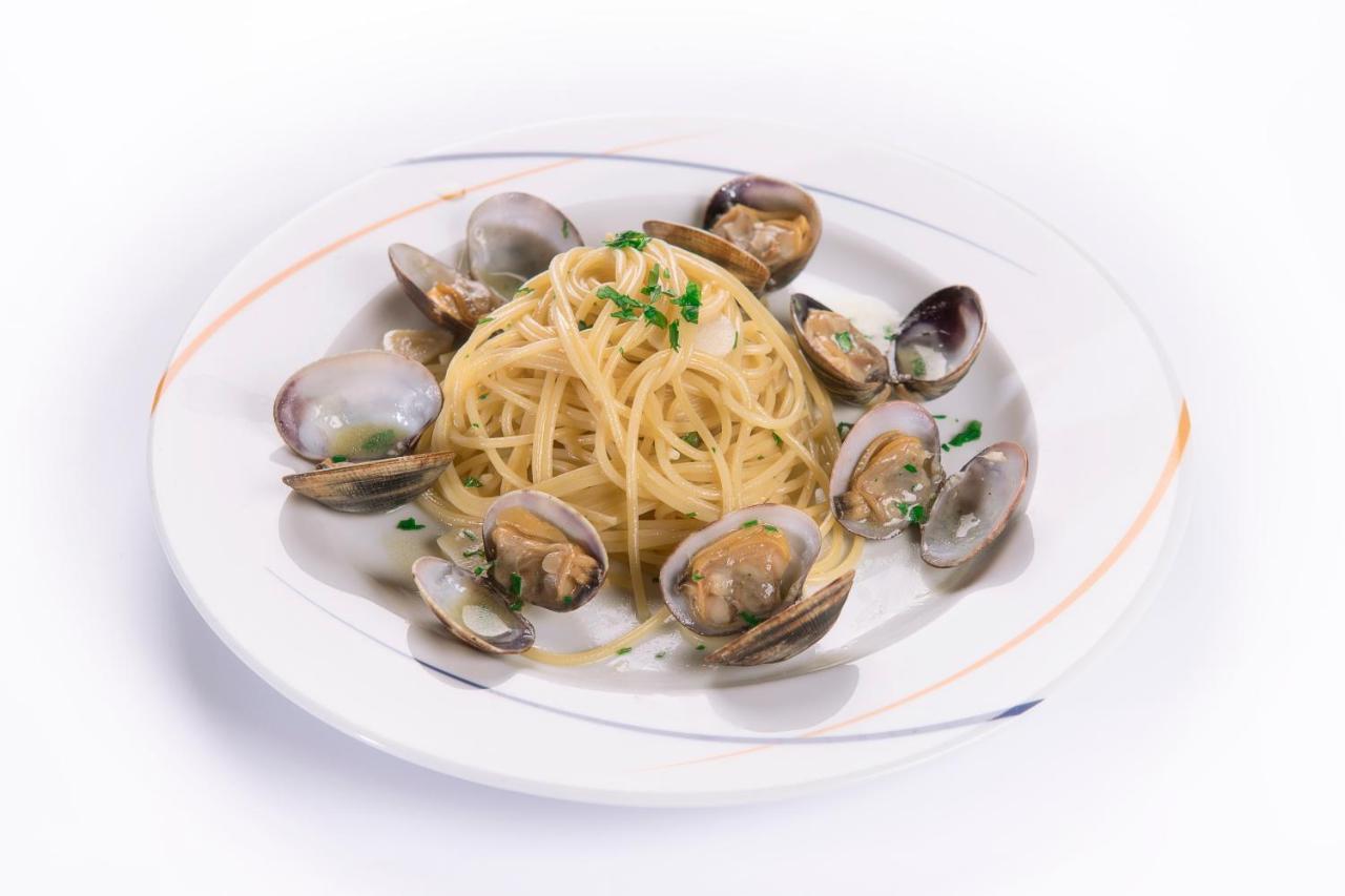 Hotel Ristorante Toscana อาลัสซิโอ ภายนอก รูปภาพ