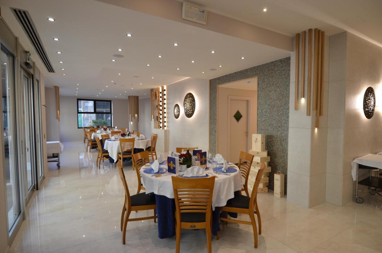 Hotel Ristorante Toscana อาลัสซิโอ ภายนอก รูปภาพ
