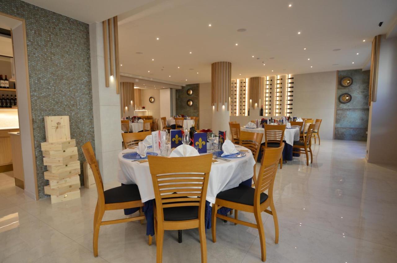 Hotel Ristorante Toscana อาลัสซิโอ ภายนอก รูปภาพ