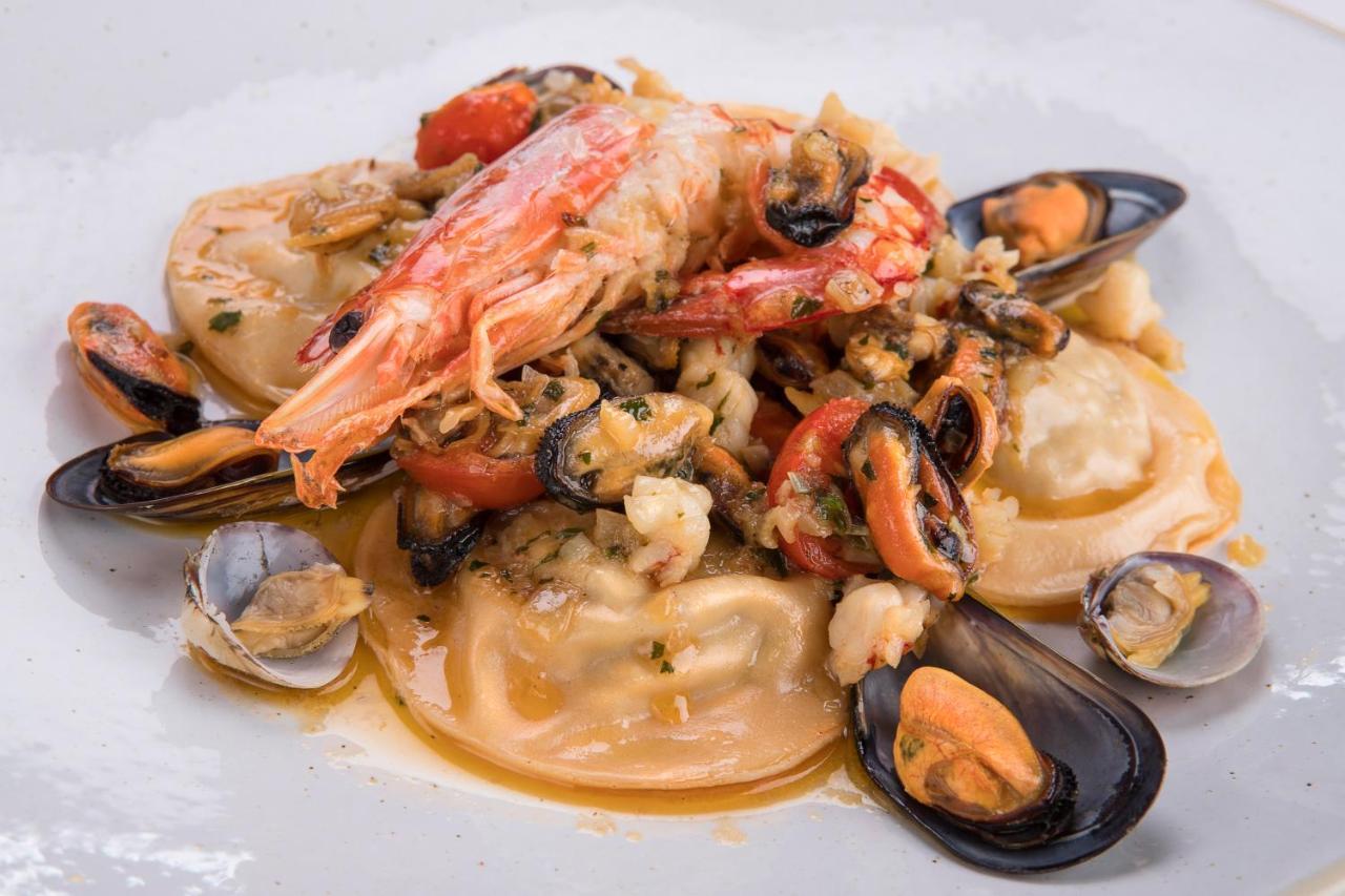 Hotel Ristorante Toscana อาลัสซิโอ ภายนอก รูปภาพ