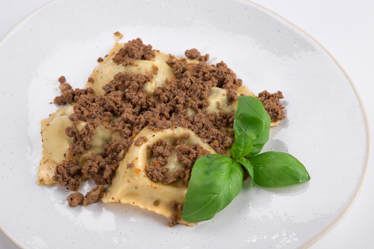 Hotel Ristorante Toscana อาลัสซิโอ ภายนอก รูปภาพ