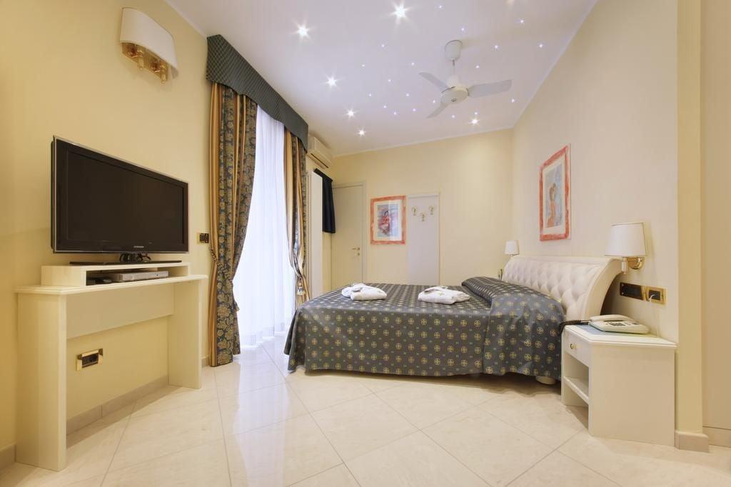 Hotel Ristorante Toscana อาลัสซิโอ ภายนอก รูปภาพ