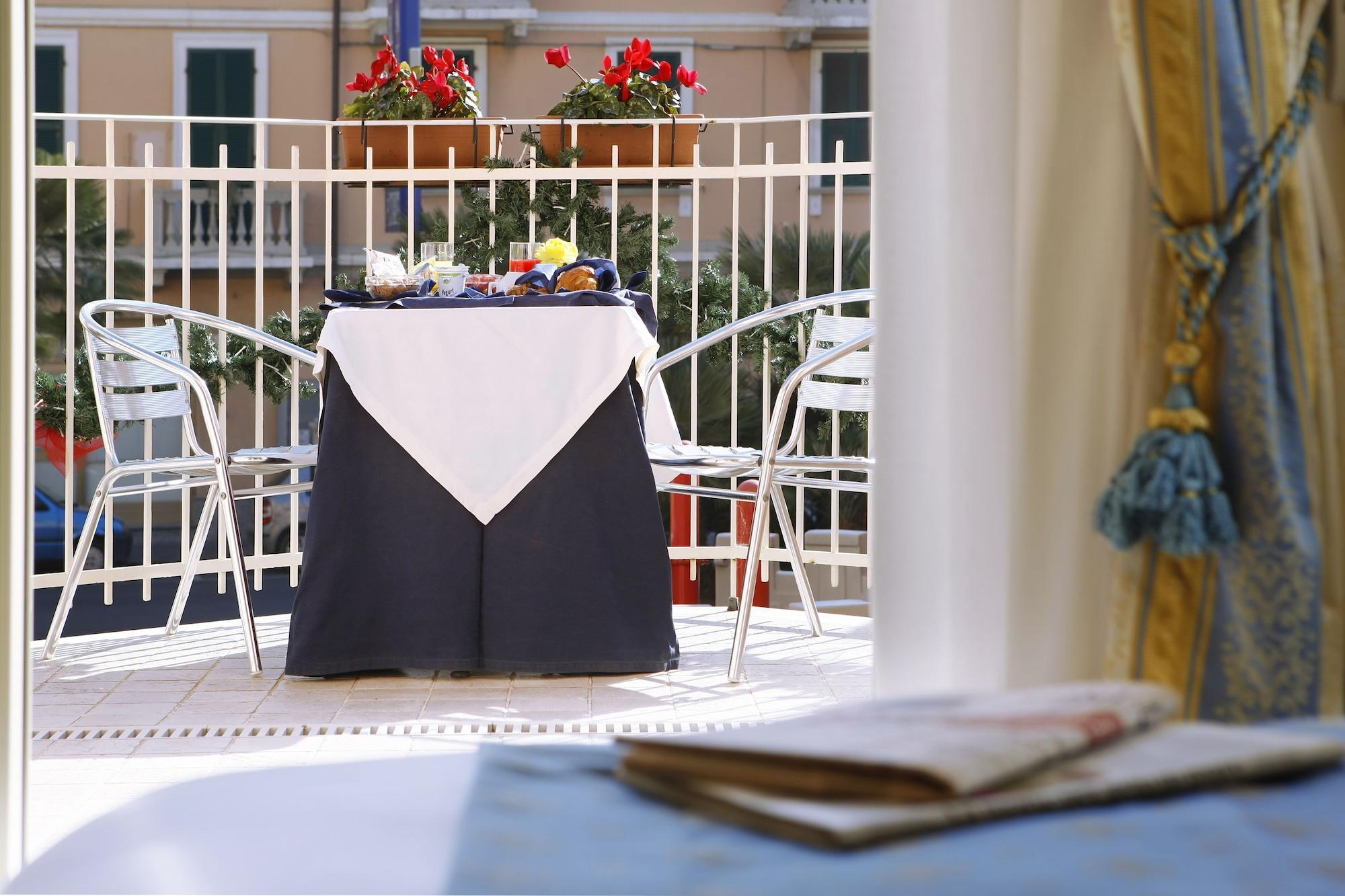 Hotel Ristorante Toscana อาลัสซิโอ ภายนอก รูปภาพ