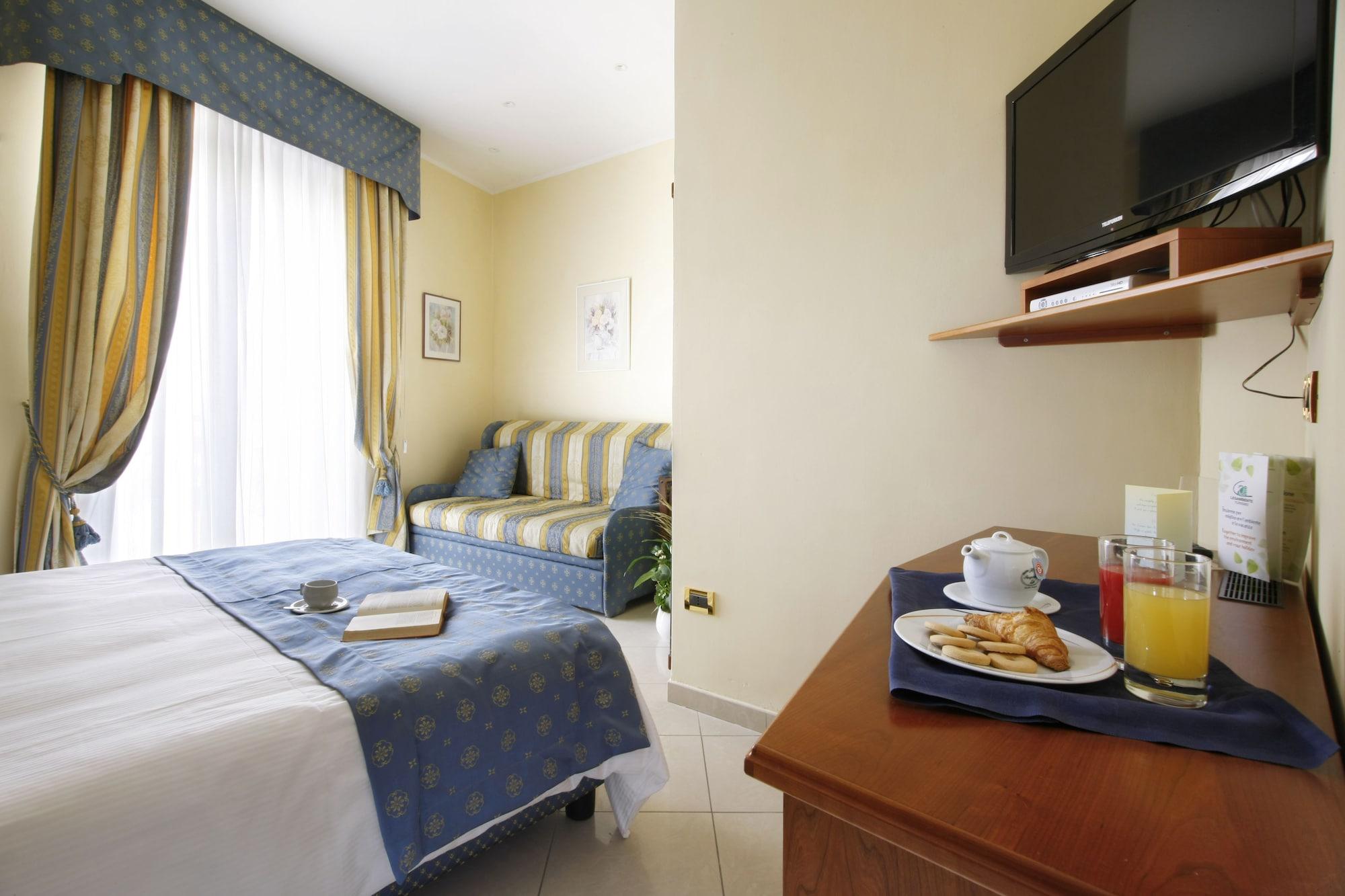 Hotel Ristorante Toscana อาลัสซิโอ ภายนอก รูปภาพ
