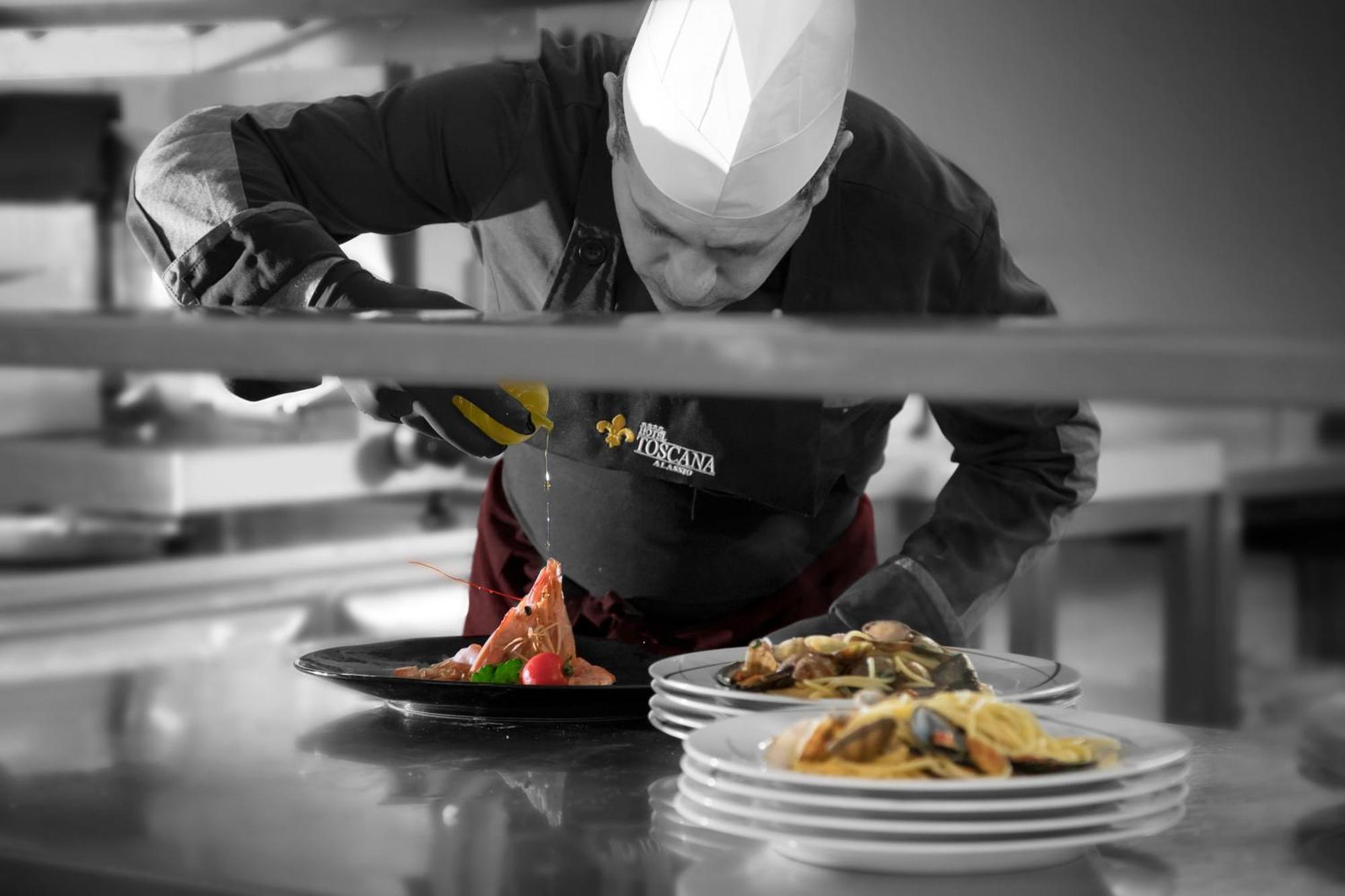 Hotel Ristorante Toscana อาลัสซิโอ ภายนอก รูปภาพ