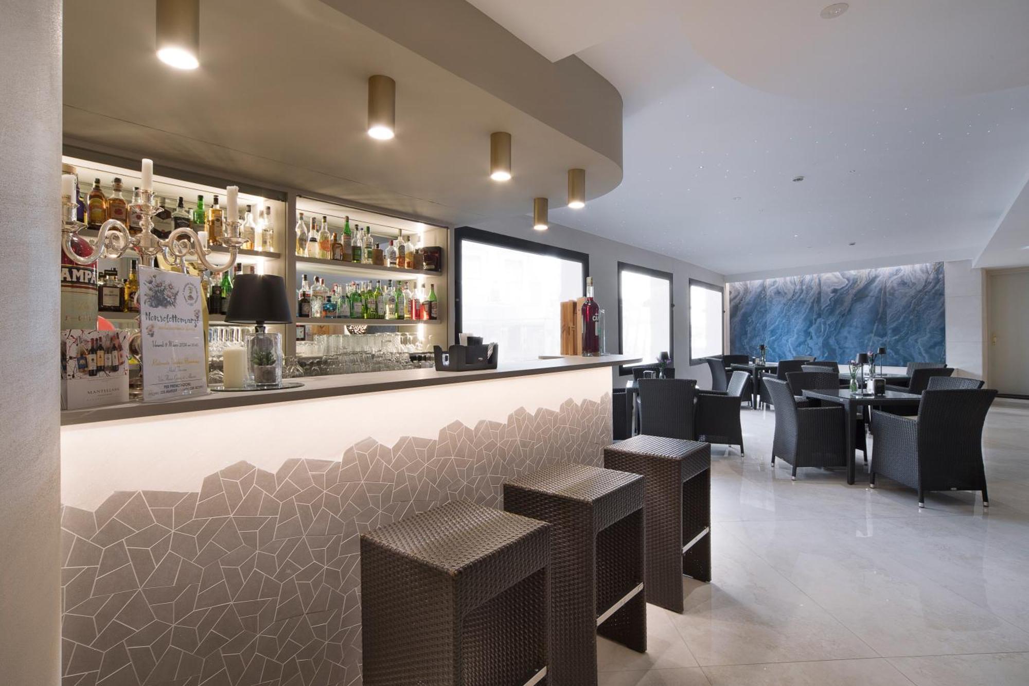 Hotel Ristorante Toscana อาลัสซิโอ ภายนอก รูปภาพ