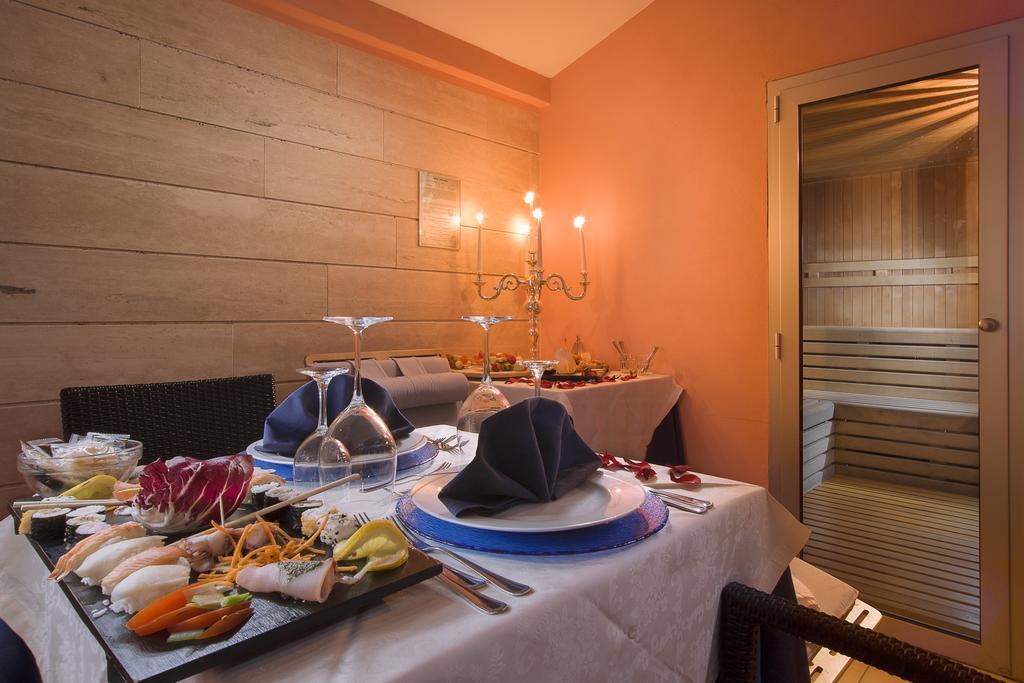 Hotel Ristorante Toscana อาลัสซิโอ ภายนอก รูปภาพ