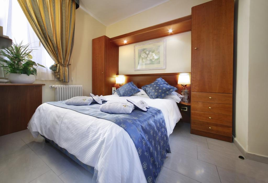 Hotel Ristorante Toscana อาลัสซิโอ ภายนอก รูปภาพ