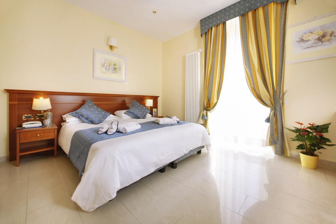 Hotel Ristorante Toscana อาลัสซิโอ ภายนอก รูปภาพ
