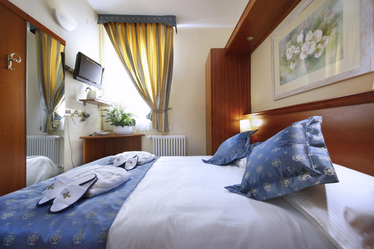 Hotel Ristorante Toscana อาลัสซิโอ ภายนอก รูปภาพ