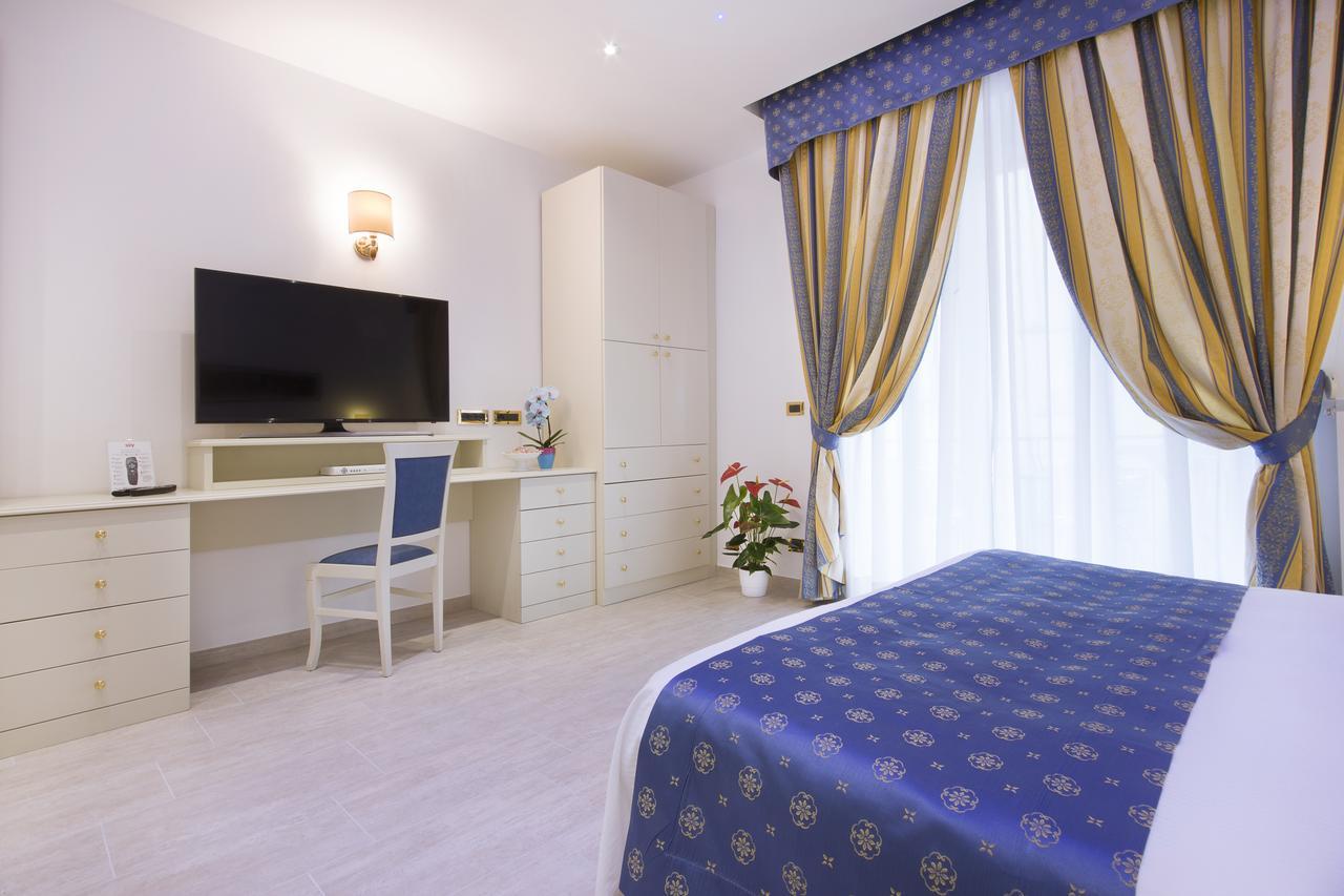 Hotel Ristorante Toscana อาลัสซิโอ ภายนอก รูปภาพ
