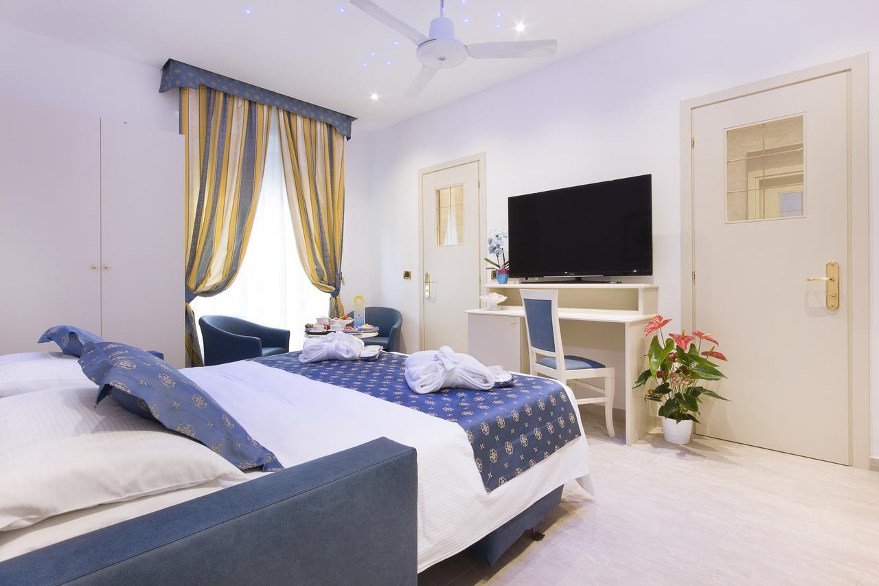 Hotel Ristorante Toscana อาลัสซิโอ ภายนอก รูปภาพ